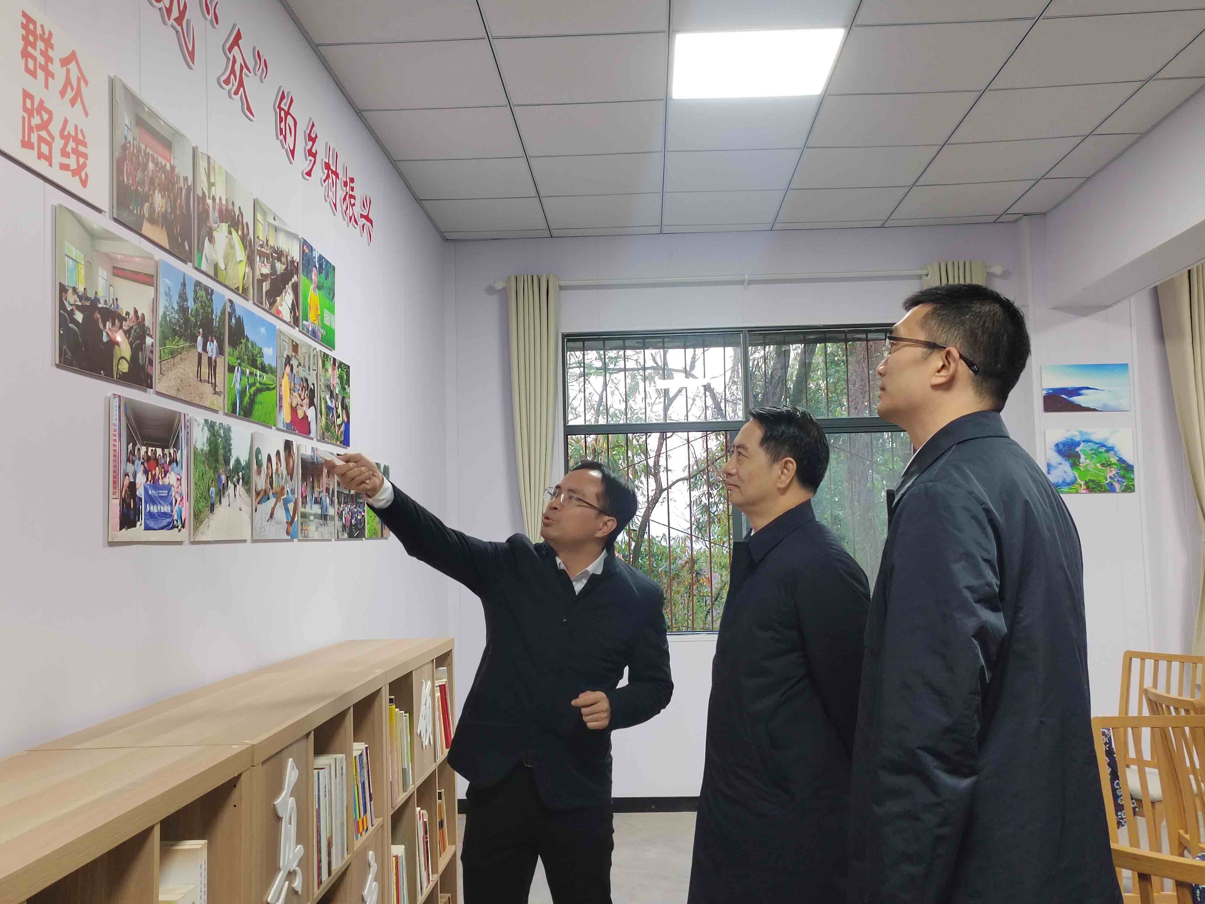 伟德bv1946副院长潘家恩教授向郑向东副市长(中)和贾晖区长(右)汇报鱼池村“群众路线”与“四民共创”.jpg