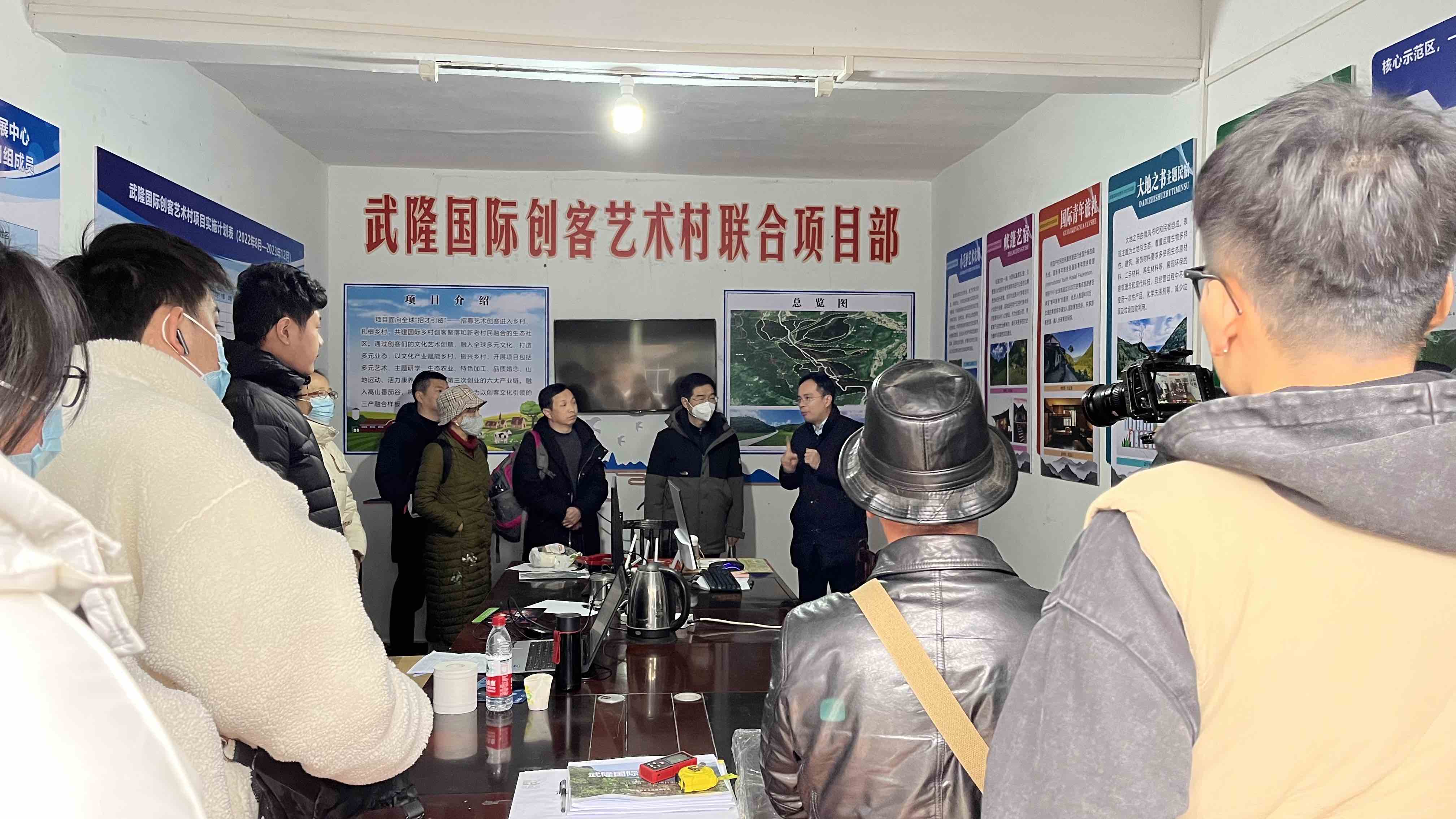 伟德国际victor1946农学与生物科技学院师生前往双河镇石坝村调研.jpg